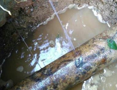 山海关楼顶渗水维修公司分享下地暖漏水的原因及检测方法。